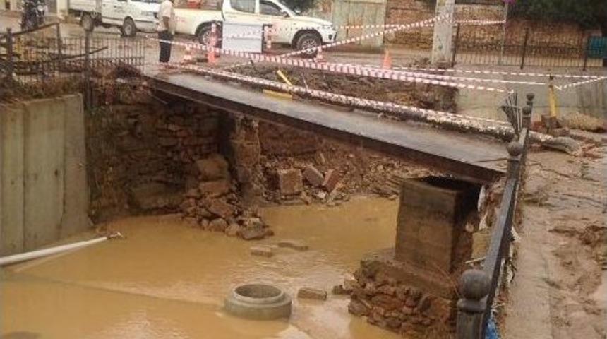 Balıkesir’de Şiddetli Yağmur Köprüyü Yıktı