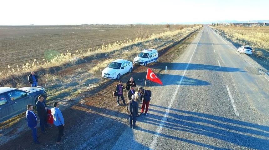 T&uuml;rk Bayrağıyla &Ouml;mer Halisdemir&rsquo;in Mezarına Y&uuml;r&uuml;yor