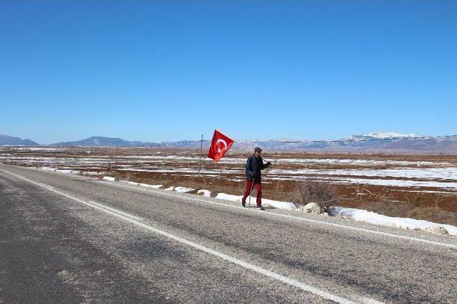 Türk Bayrağıyla Ömer Halisdemir’in Mezarına Yürüyor