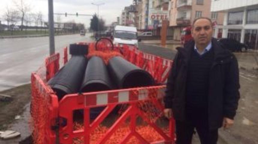 İl Genel Meclis &Uuml;yesi &Ouml;mer Mustafa Yılmaz, Bitmek Bilmeyen Kanalizasyon &Ccedil;alışmasına Tepki G&ouml;sterdi.