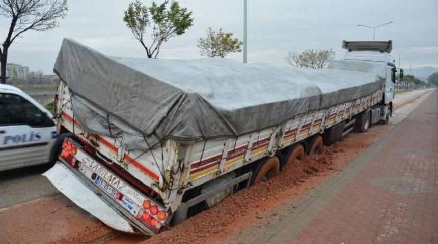 Bursa'da Tır'lar Çöken Yola Böyle Saplandı