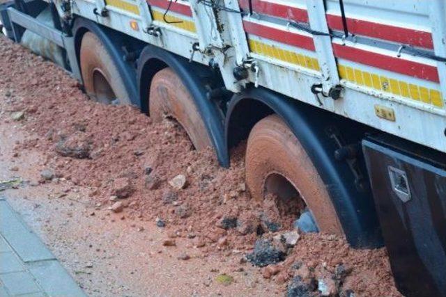 Bursa'da Tır'lar Çöken Yola Böyle Saplandı