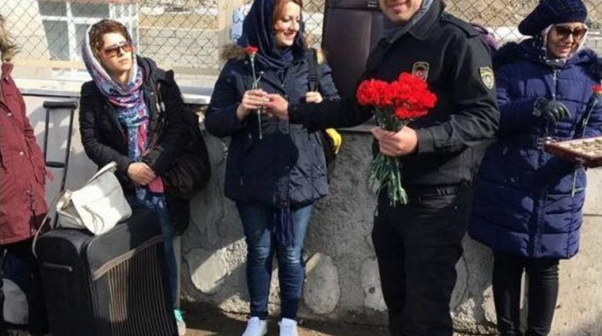 İranlı Turistlere &Ccedil;i&ccedil;ekli Karşılama