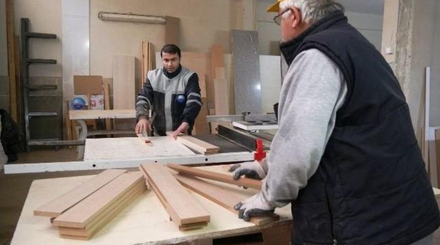 B&uuml;y&uuml;k&ccedil;ekmece Belediyesi, İl&ccedil;edeki Kurumlar İ&ccedil;in Mobilya &Uuml;retiyor