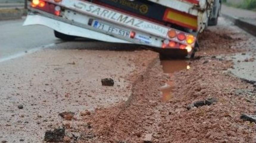 Aynı Yolda 2 Tır Yan Yattı