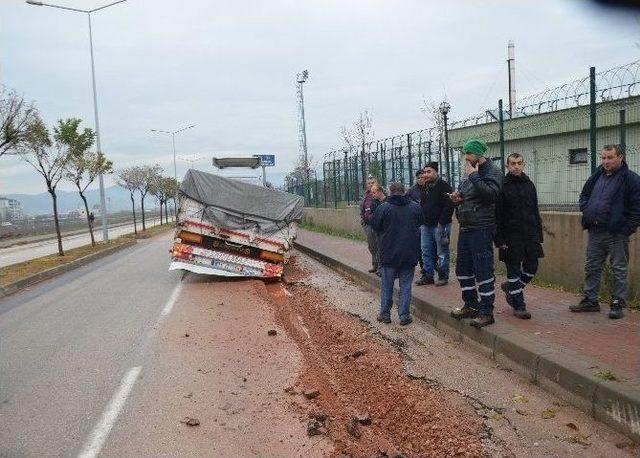 Aynı Yolda 2 Tır Yan Yattı