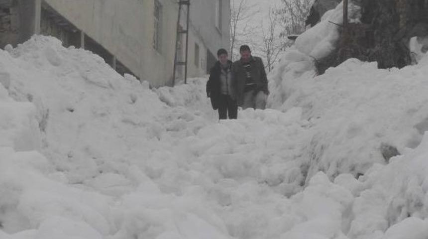 &Ccedil;atıdan D&uuml;şen Kar K&uuml;tlesiyle Mahsur Kaldılar