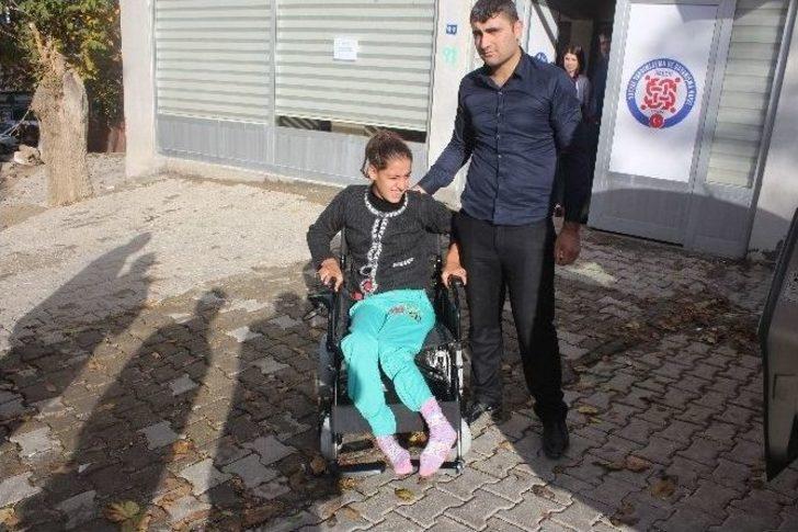Sason’da Engelli Kıza Akülü Sandalye Hediye Edildi