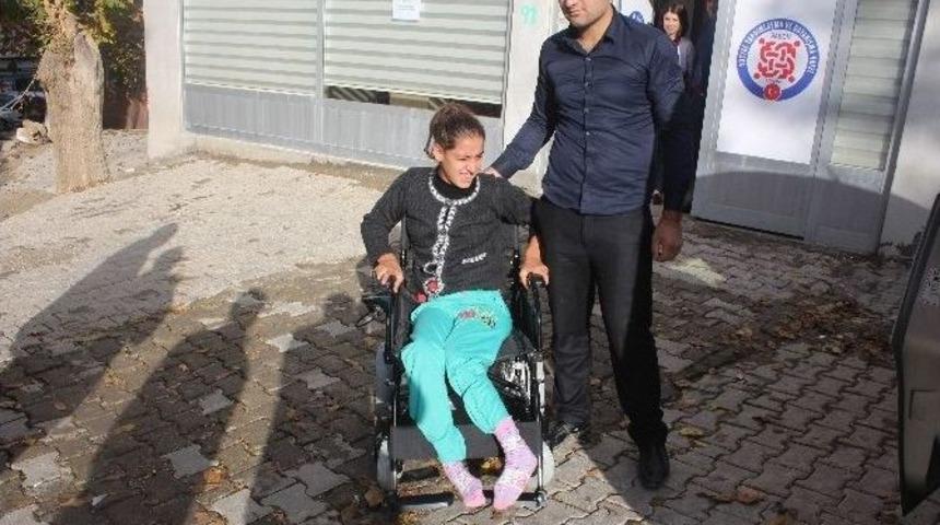 Sason&rsquo;da Engelli Kıza Ak&uuml;l&uuml; Sandalye Hediye Edildi