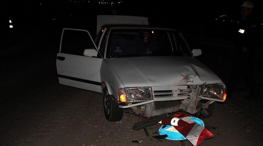 Polisten Ka&ccedil;an Plakasız Otomobil S&uuml;r&uuml;c&uuml;s&uuml; Kaza Yaptı