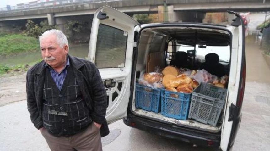 Ekmek Dolu Ticari Ara&ccedil; Suların I&ccedil;erisine G&ouml;m&uuml;ld&uuml;