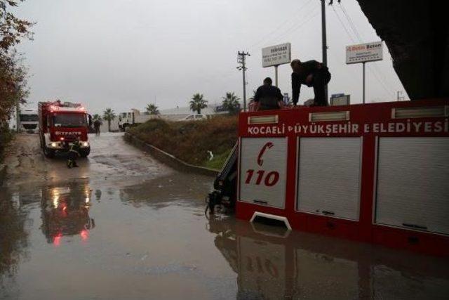 Ekmek Dolu Ticari Araç Suların Içerisine Gömüldü