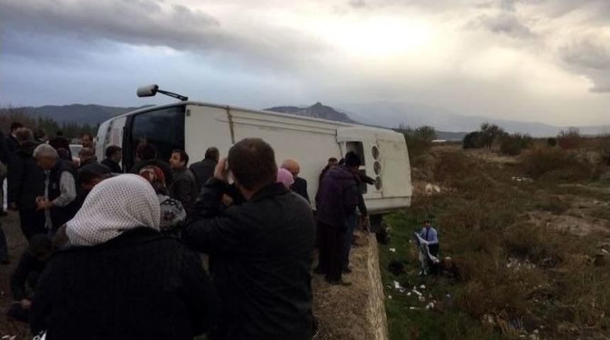 Denizli&rsquo;de Yolcu Otob&uuml;s&uuml; Devrildi: 2 &Ouml;l&uuml;, 19 Yaralı