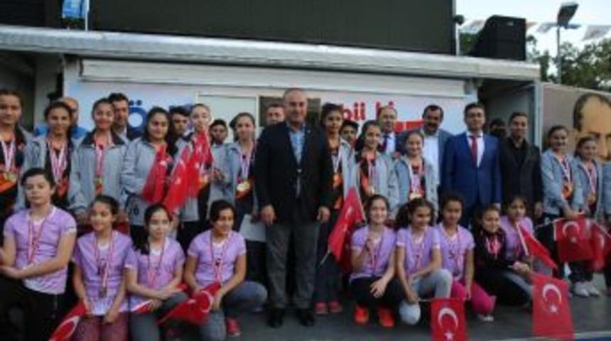 Bakan Çavuşoğlu’ndan Finike’ye Gençlik Merkezi Sözü