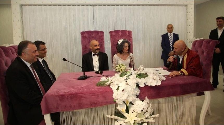 Başkan Altınok &Ouml;z Gen&ccedil; &Ccedil;iftlerin Heyecanına Ortak Oldu