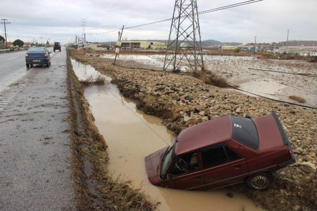 Ayvalık&rsquo;ta Yaşanan Sel Faciasının B&uuml;y&uuml;kl&uuml;ğ&uuml; G&uuml;nd&uuml;z Ortaya &Ccedil;ıktı
