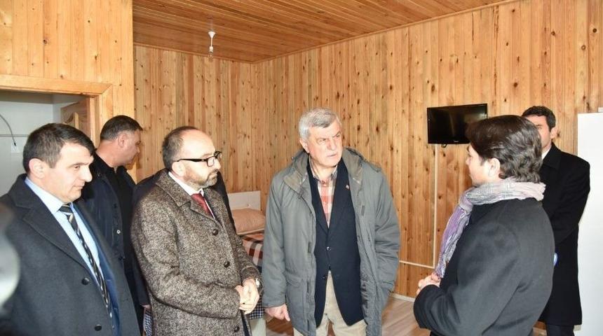 Başkan &Uuml;z&uuml;lmez, Gen&ccedil;lik Merkezini Ziyaret Etti