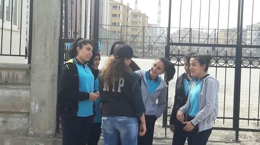 Polis, Okul &Ouml;n&uuml; Ve &Ccedil;evrelerinde Denetimlerini S&uuml;rd&uuml;r&uuml;yor