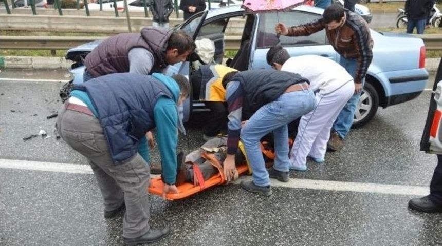 Kırmızı Işıkta Duran Kamyona &Ccedil;arptı