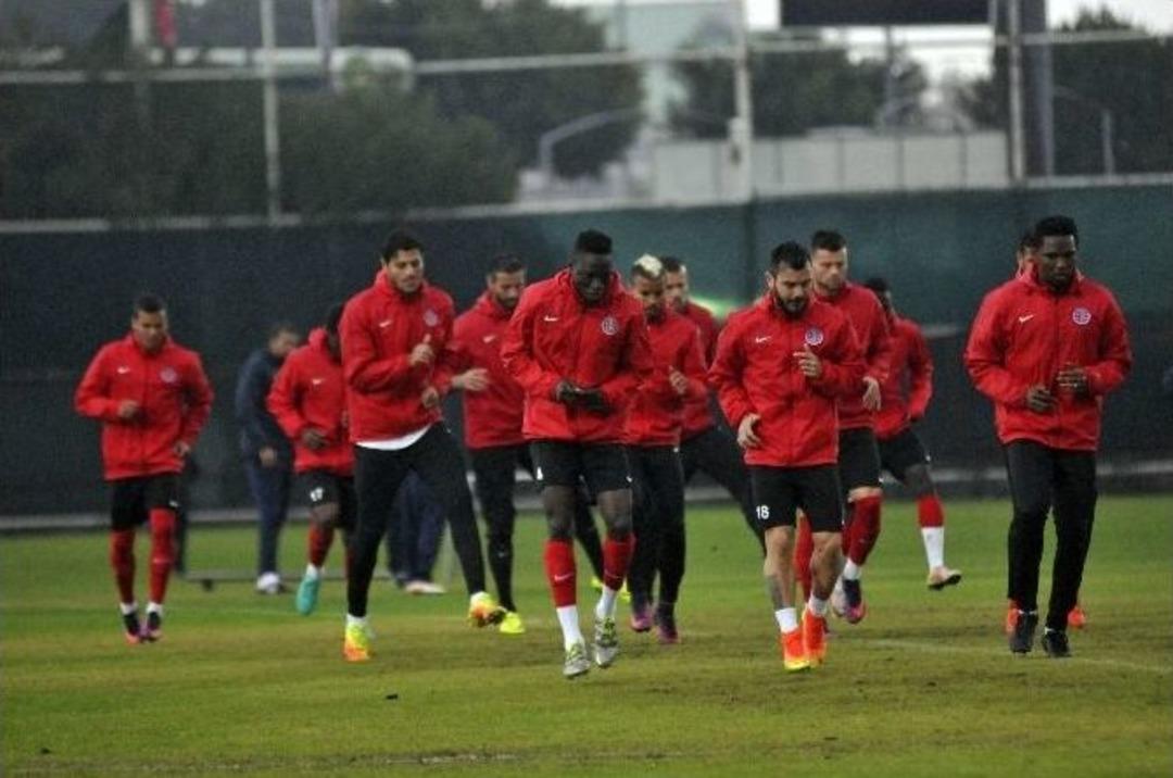 Antalyaspor, Başakşehir Ma&ccedil;ının Hazırlıklarını Yağmur Altında S&uuml;rd&uuml;rd&uuml;
