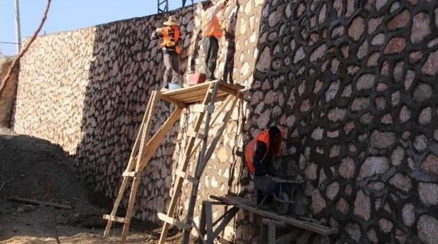 Elazığ Belediyesi’nden 30 Ayda 43 Bin Metre Kare Taş Duvar