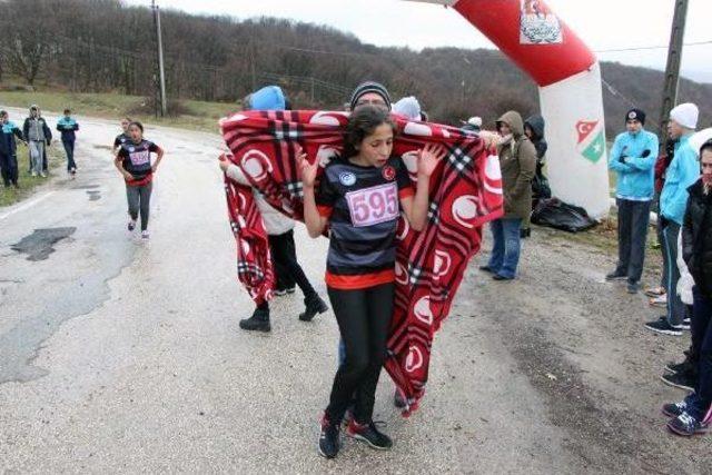 Bolu'da Yağmur Altında Kros Öğrencileri Zorladı