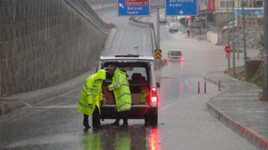 Kuşadası'nda Yağmur Hayatı Olumsuz Etkiledi