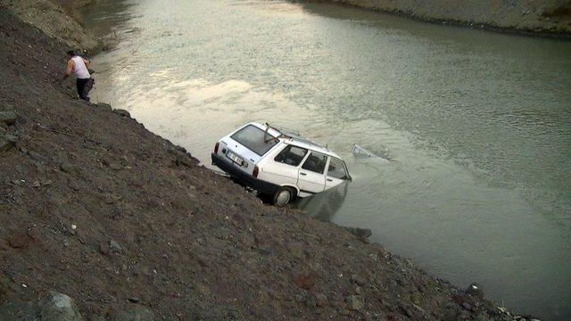 Irmağa Uçan Otomobilden Kendi İmkanlarıyla Kurtuldular