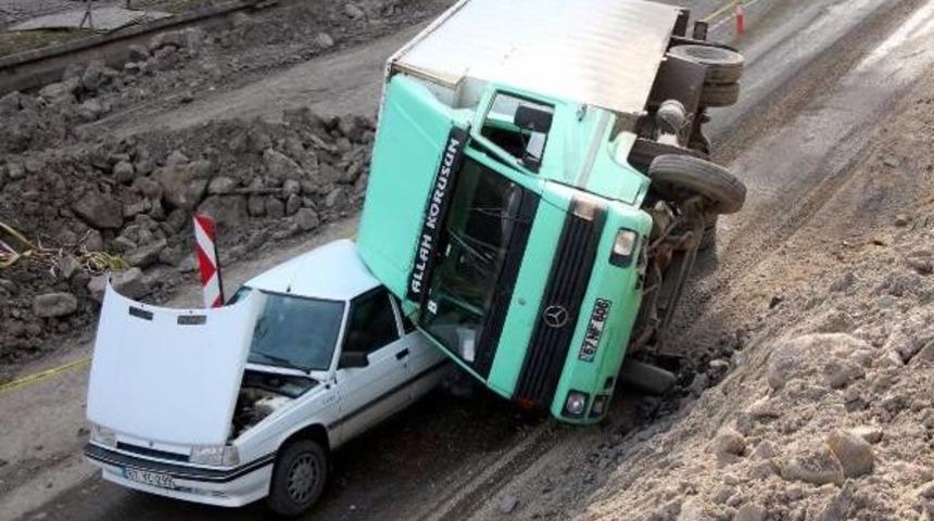 Zonguldak'ta Kamyon Otomobilin &Uuml;zerine Devrildi