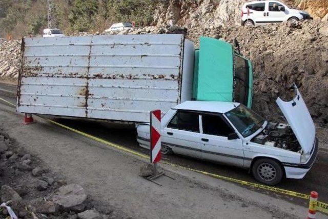 Zonguldak'ta Kamyon Otomobilin Üzerine Devrildi