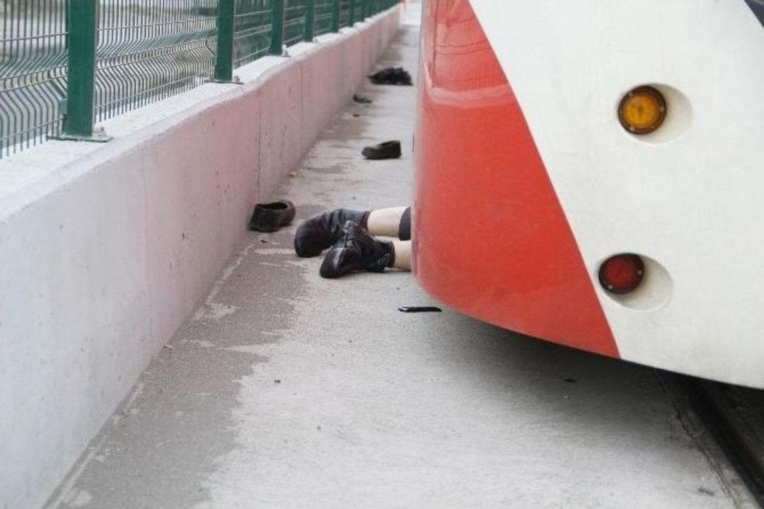 Tramvayın &Ccedil;arptığı Yaşlı Adam Hayatını Kaybetti