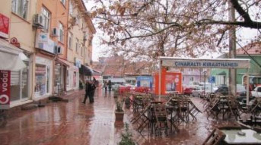 Hisarcık&rsquo;ta Yağmur &Ccedil;ift&ccedil;inin Y&uuml;z&uuml;n&uuml; G&uuml;ld&uuml;rd&uuml;