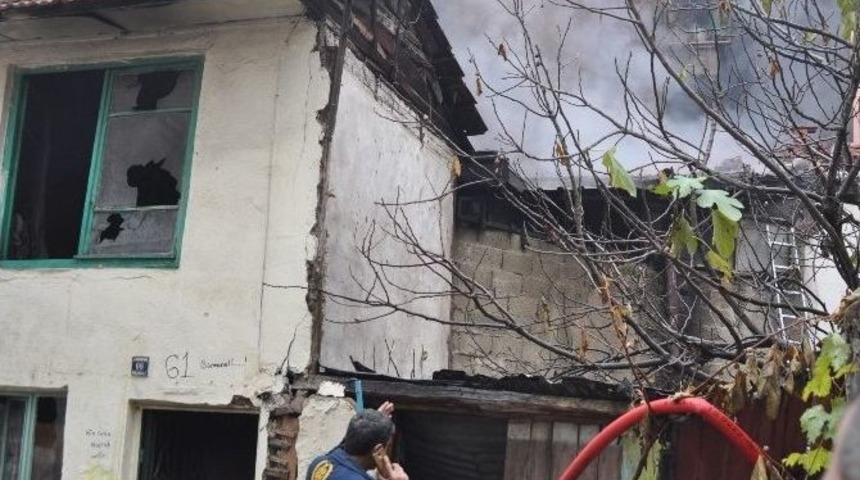 Metruk Binada &Ccedil;ıkan Yangında Yanacaktı