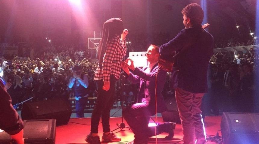 Konserde Evlenme Teklifinde Bulundu Ve &ldquo;evet&rdquo; Yanıtını Aldı