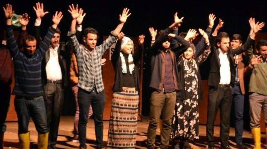 Siirt'te &Uuml;niversiteliler Tiyatro Oyunu Ile Maden Kazalarına Dikkat &Ccedil;ekti