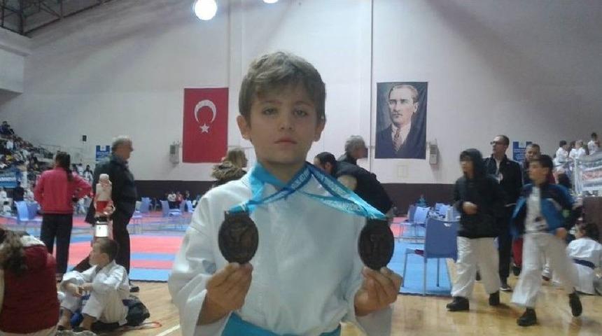 Minik Karateciden &Ccedil;ift Madalya Gururu