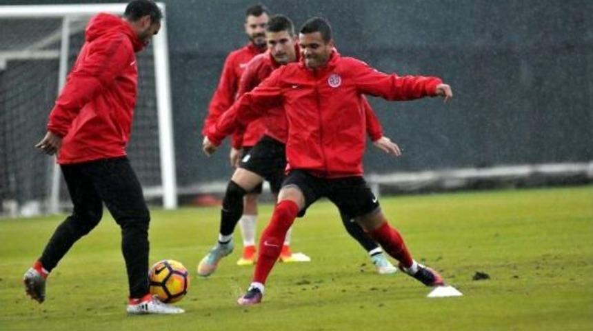 Antalyaspor Yağmur Altında &Ccedil;alıştı