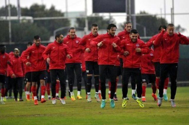 Antalyaspor Yağmur Altında &Ccedil;alıştı 1