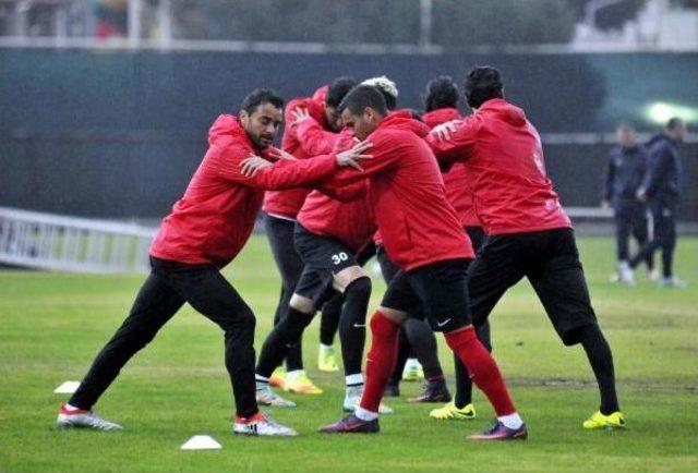 Antalyaspor Yağmur Altında &Ccedil;alıştı 2