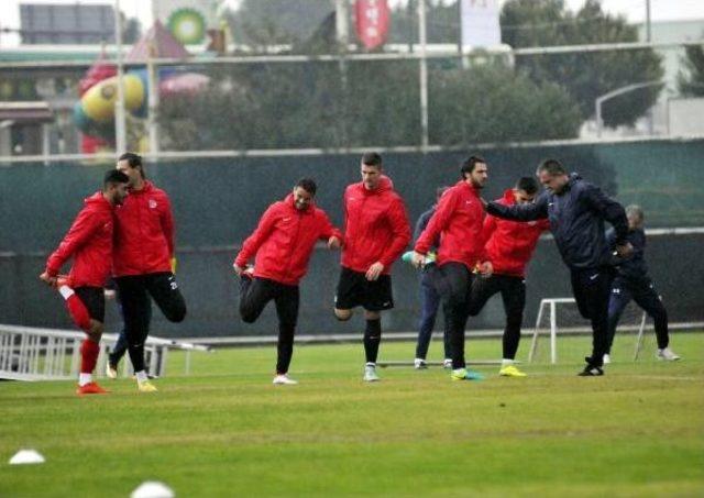 Antalyaspor Yağmur Altında &Ccedil;alıştı 3