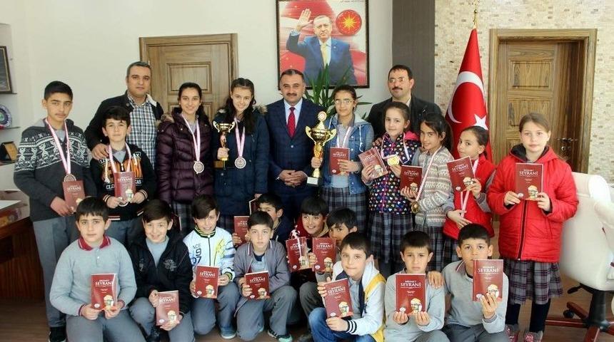 Satran&ccedil; Şampiyonlarından Başkan Cabbar&rsquo;a Ziyaret