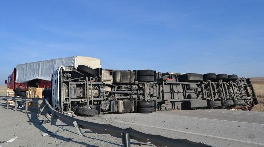 Limon Y&uuml;kl&uuml; Tır Devrildi: 1 Yaralı