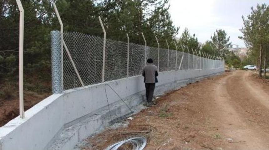 &Uuml;niversitenin Bah&ccedil;esine Domuzlara Karşı 4 Kilometrelik Set