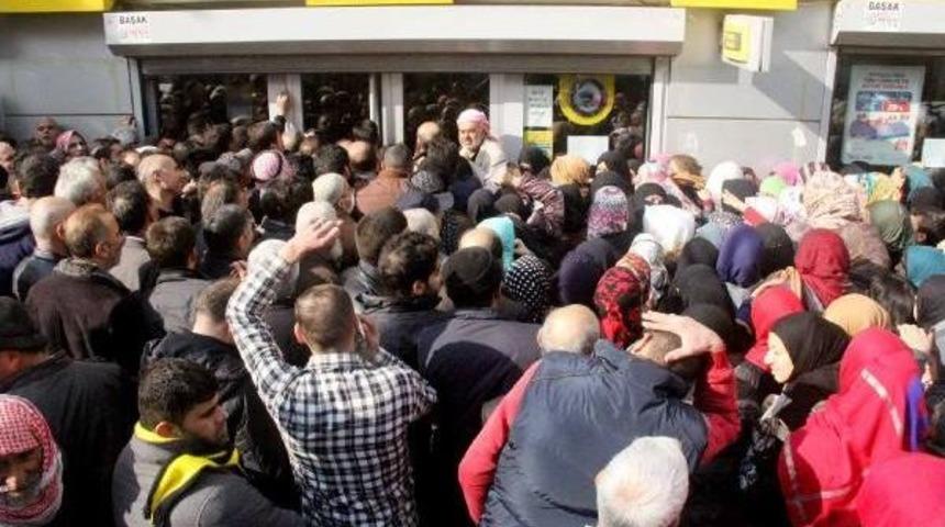 Şanlıurfa'da Suriyelilerin Yardım Izdihamı