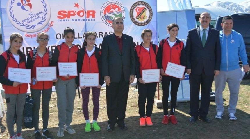 Vali Toprak, Okullararası Kros M&uuml;sabakalarını İzledi