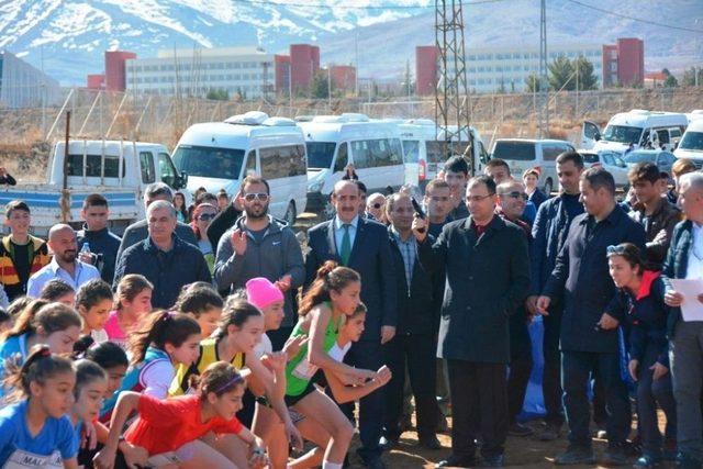 Vali Toprak, Okullararası Kros Müsabakalarını İzledi