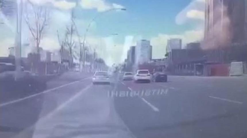 Kontrols&uuml;z Şerit Değiştiren Aracın Neden Olduğu Kaza Kameraya B&ouml;yle Yansıdı