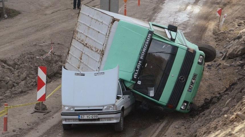 Kamyon Otomobilin &Uuml;zerine Devrildi
