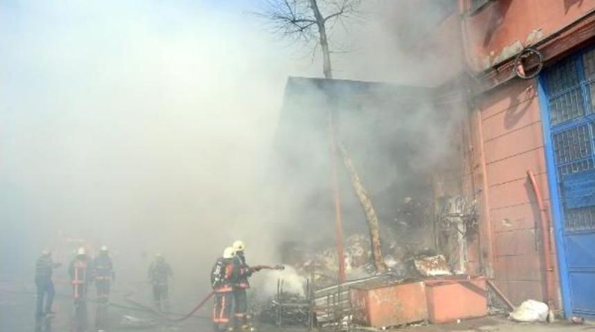 Bisiklet Yedek Par&ccedil;alarının Bulunduğu Depoda Yangın