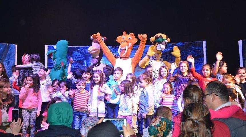 Boz&uuml;y&uuml;k&rsquo;te &Ccedil;ocuklar Buz Devri Kayıp Yumurta Oyunu İle &Ccedil;ok Eğlendi